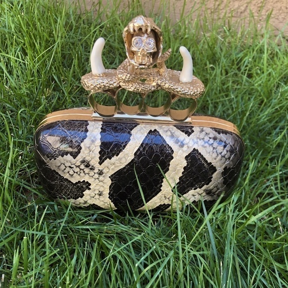 - Unicorn skull ring,clutch snake skin  black white - Picture 1 of 9